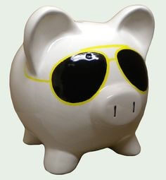 멋있게-까망-썬그라스를-끼고있는-귀가-큰-흰색-돼지-저금통
