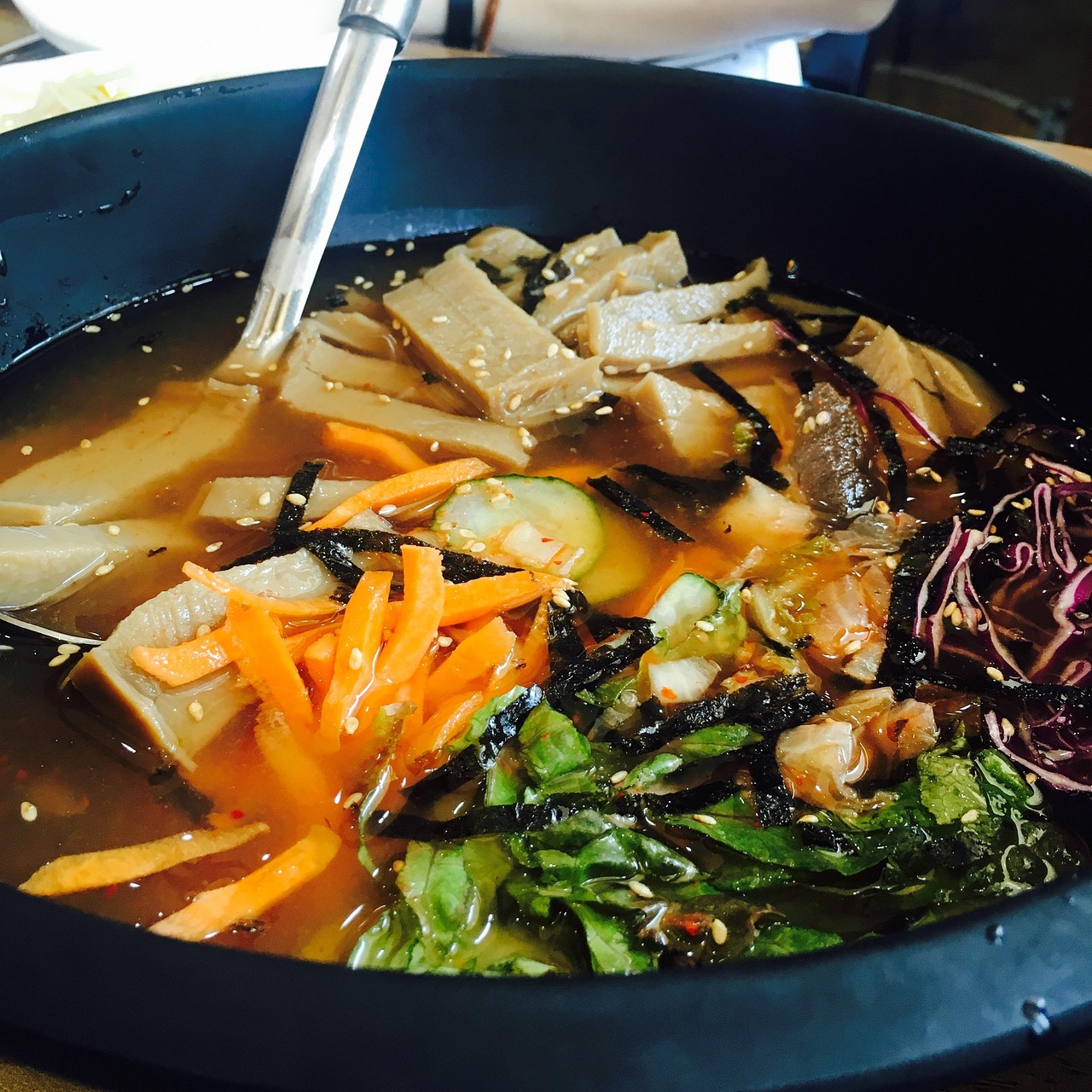 묵과 다양한 고명이 올라간 '묵사발'