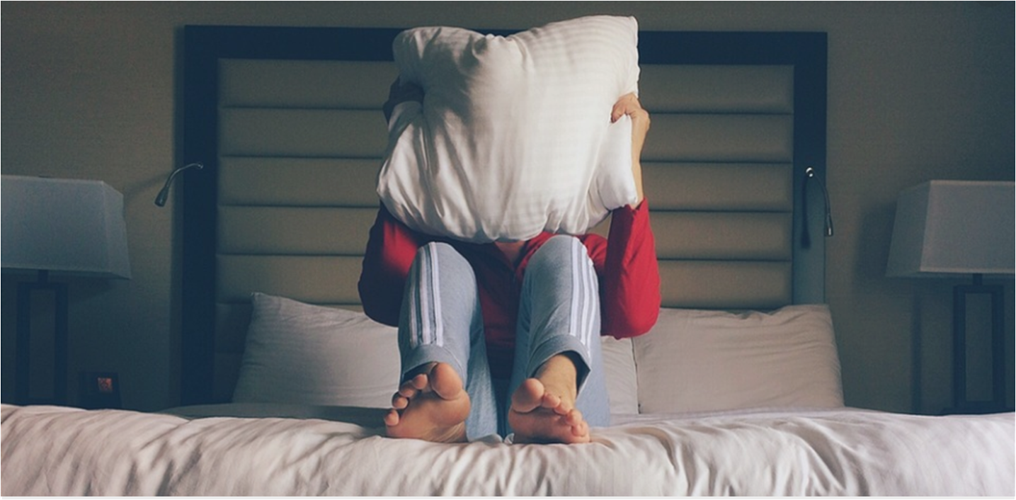 베개 들고있는 모습