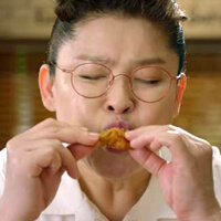 60계-치킨을-먹는-여성