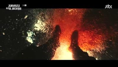 피를 흘리며 바다 속에 빠져 죽어가는 송중기 사진입니다.