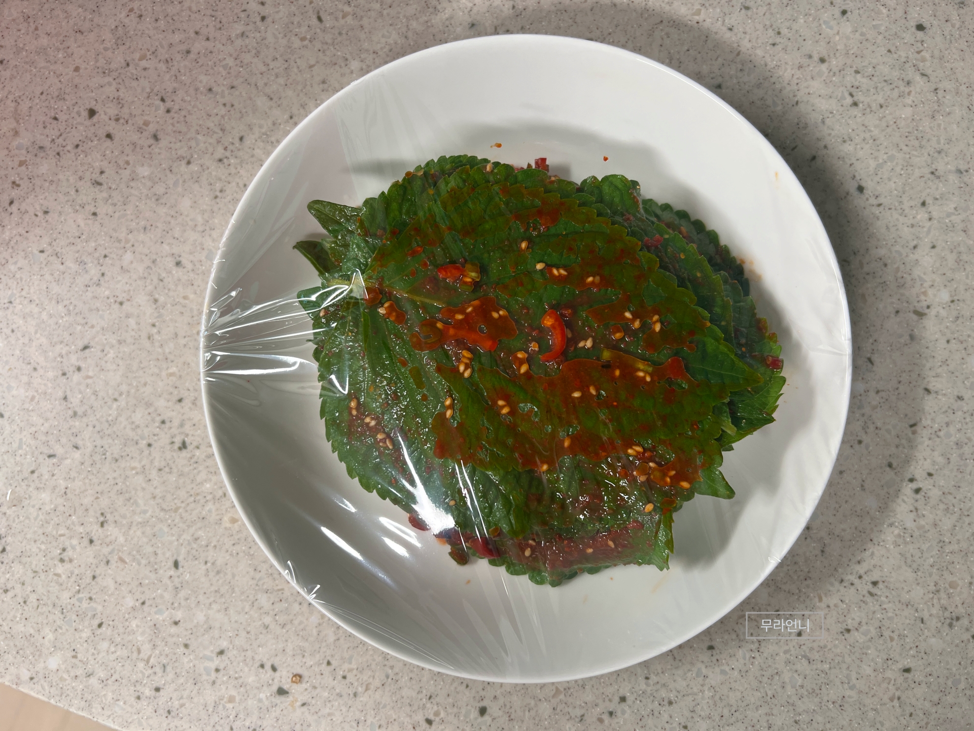 랲을 씌워 포크로 구멍뚫기