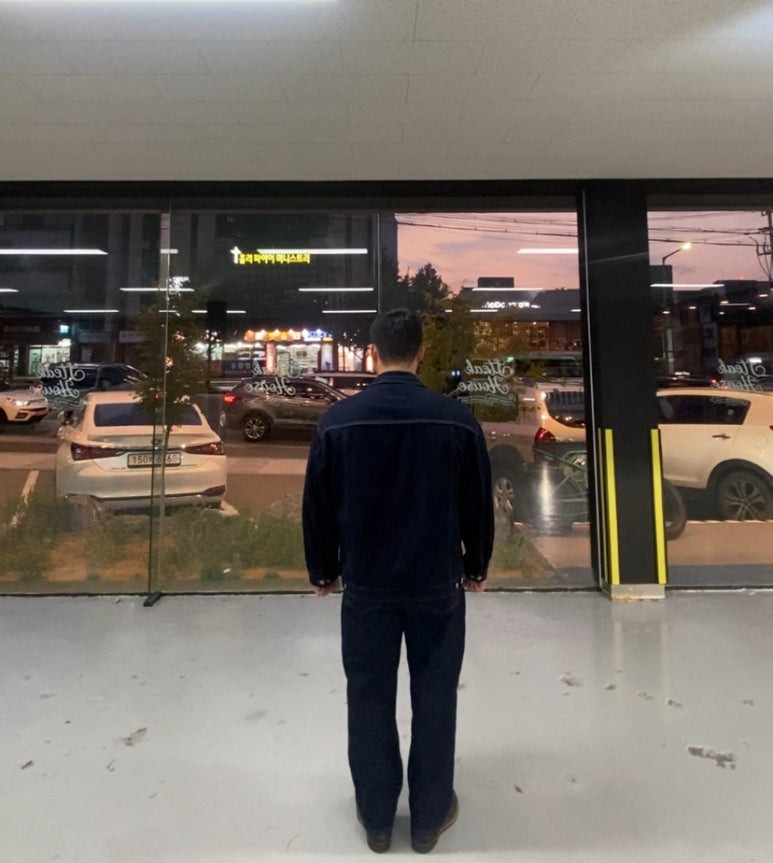 데일리룩('25. 9. 27.)무신사스탠다드 오버사이즈 생지 데님 트러커 재킷, 폴로랄프로렌 베이직 티셔츠, 무신사스탠다드 생지 레귤러핏 데님팬츠, 레드윙 아이언레인저 블랙 하니스