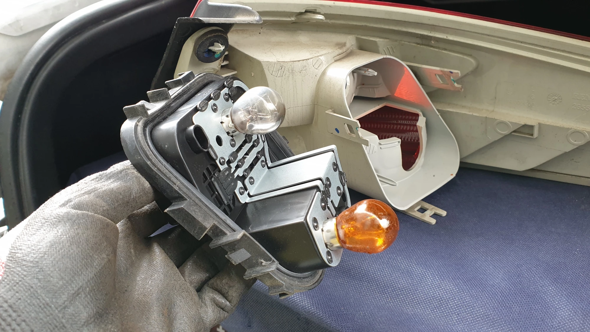 방향지시등 전구, 브레이크등 겸용 미등 전구