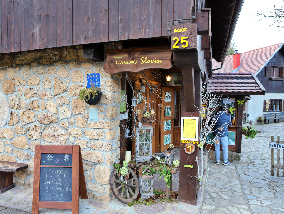 크리스마스 카운트다운 칠판이 있는 라스토케 슬로빈 기념품점 입구 - Suvenirnica Slovin Souvenir Shop Entrance in Rastoke