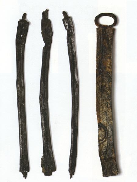 경남 창원 다호리 1호묘에서 출토된 붓 세 자루와 삭도(오른쪽)