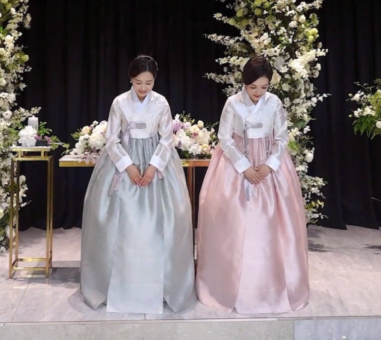 혼주 한복 
출처 - 강남 테힐라 한복