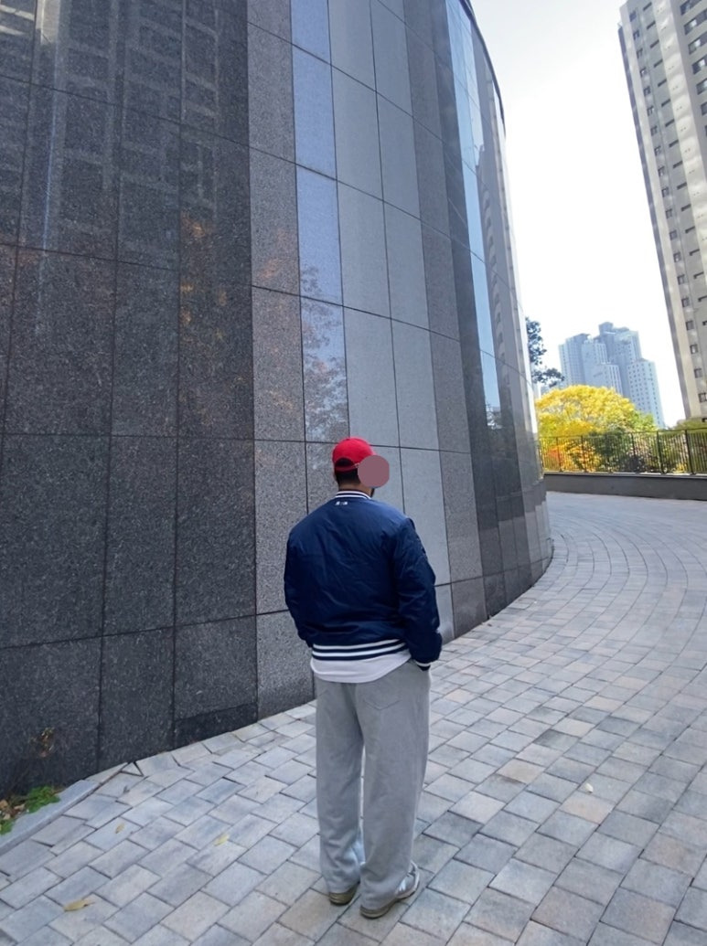 데일리룩('25. 11. 1.)티엔피 돈볼러 레드볼캡, 어커버 티셔츠, 뉴에라 MLB 뉴욕양키스 스타디움재킷 야구점퍼, 토피 벌룬핏 와이드트레이닝 스웻팬츠, 뉴발란스 993 그레이