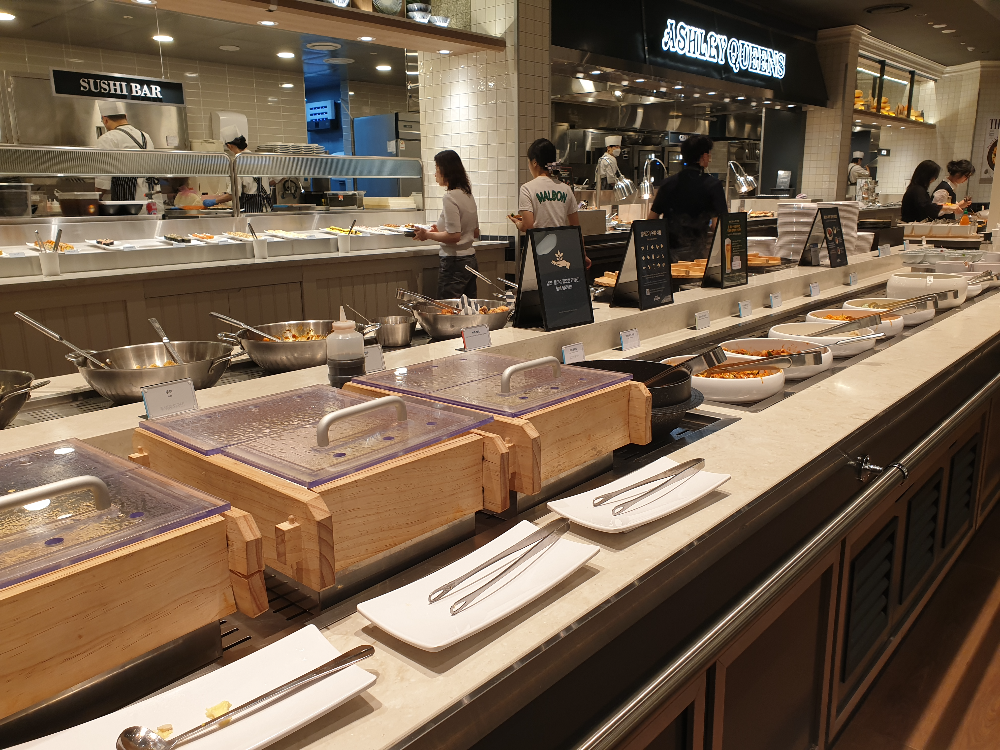 플라스틱 덮개가 있는 나무 틀과 그 우측으로 음식이 담긴 사기 그릇