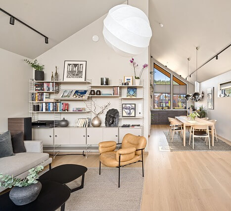 벽면 가득 책장을 활용한 아트월 거실 꾸미기