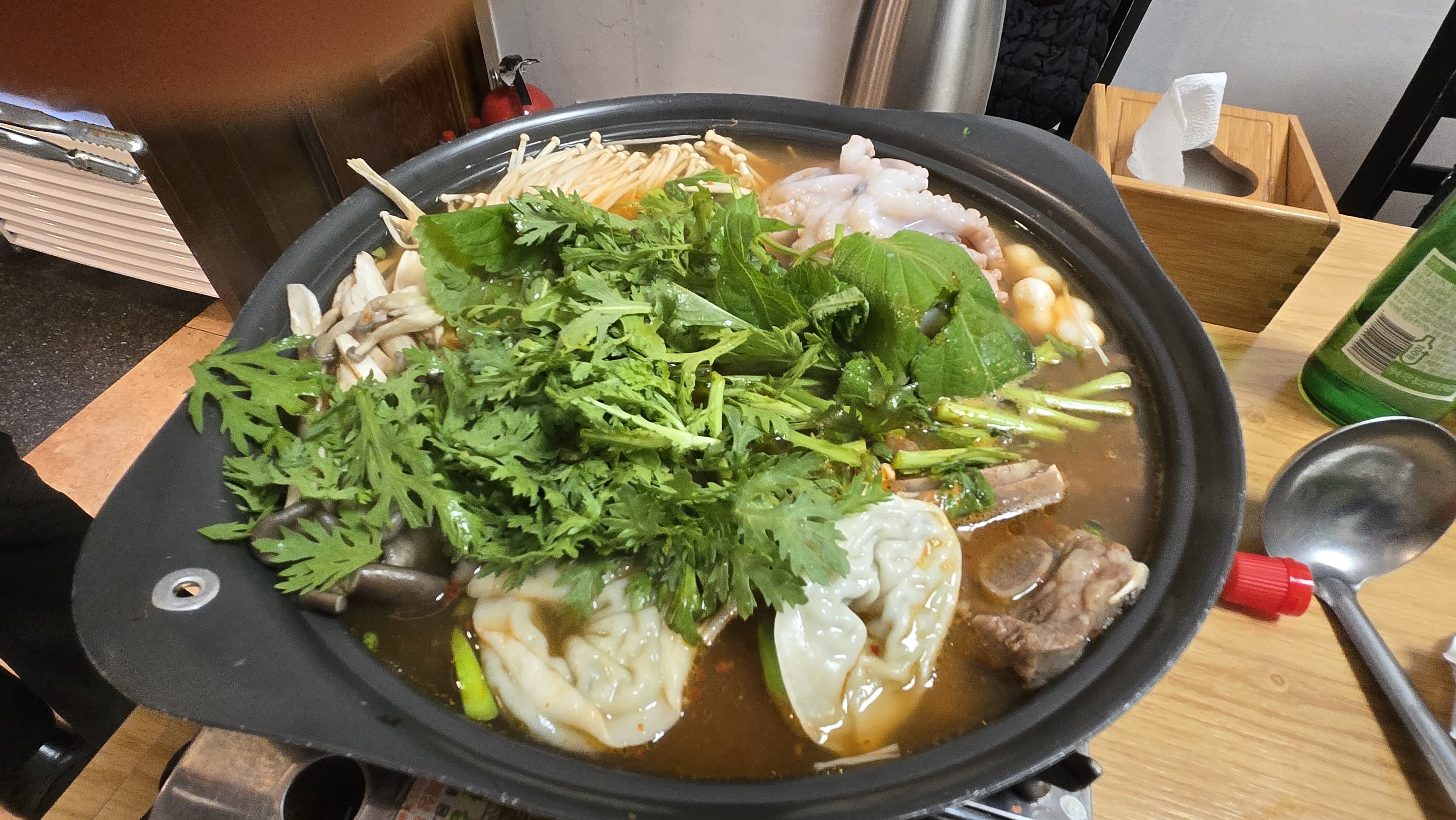 전골과 밑반찬 계란찜 묵사발 하나하나 정갈