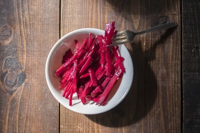 채를 썰어 볶은 비트