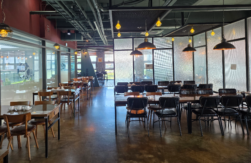 식당의 실내모습. 의자와 테이블