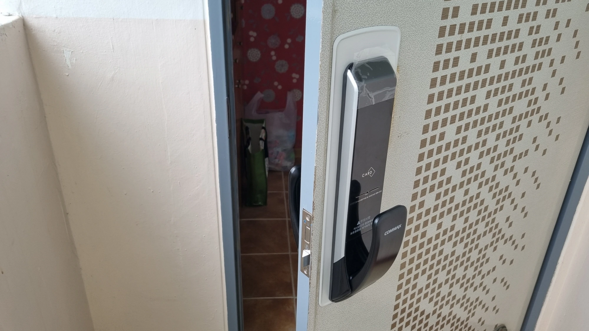 현관문 도어락 설치 완료 모습