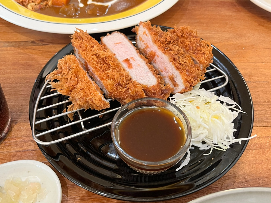 두툼하고 육즙 가득한 등심카츠