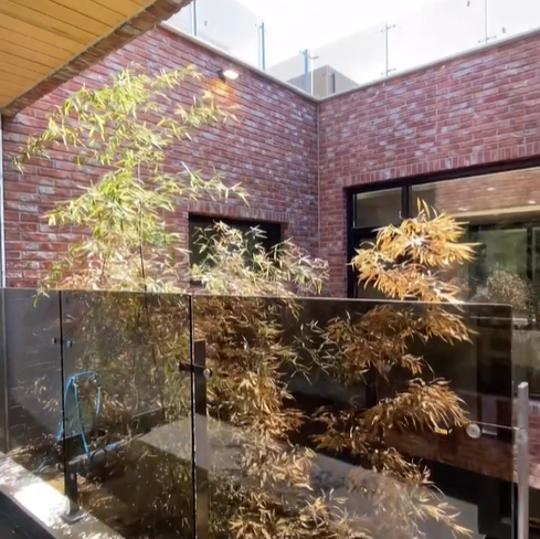 집안 중앙쪽에 정원이 있는 집.