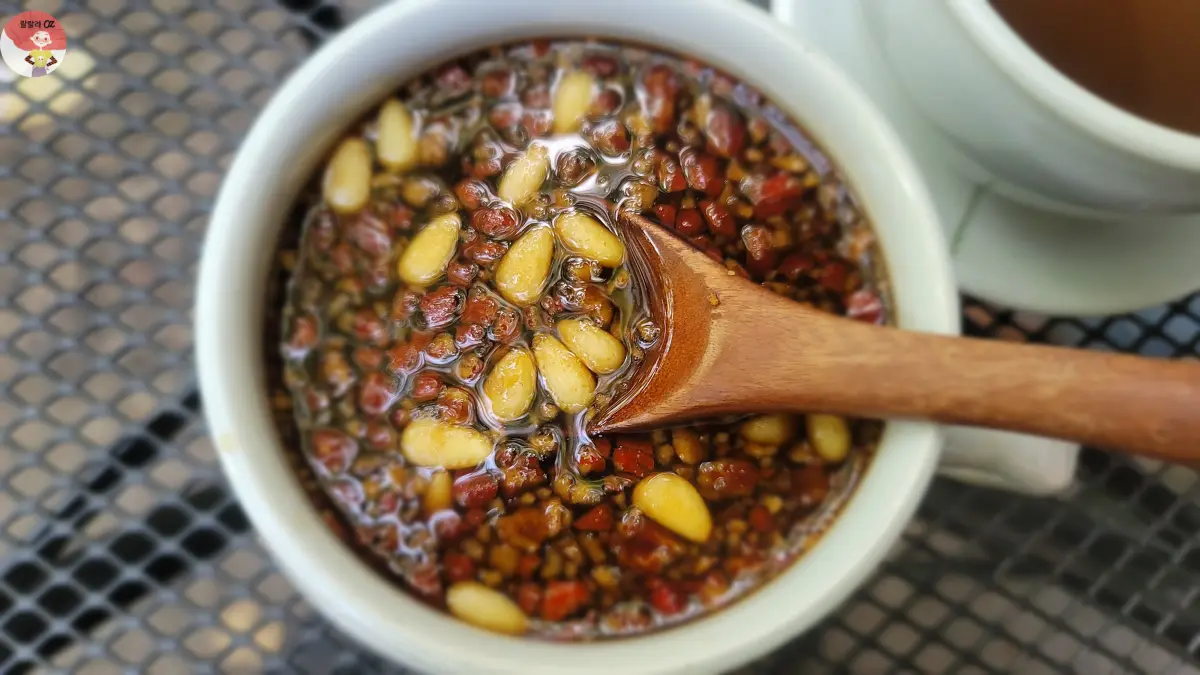 종로구-인사동-경인미술관-전통다원-쌍화차가-담긴-찻잔에-나무숟가락