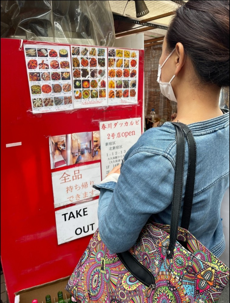 신오오쿠보에서 한국 음식을 먹으려고 대기 중인 일본 친구의 모습