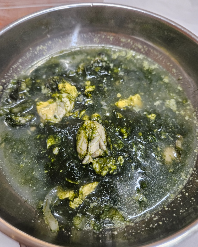 깨끗하게 손질된 굴을 넣어 끓여낸 매생이굴국 사진