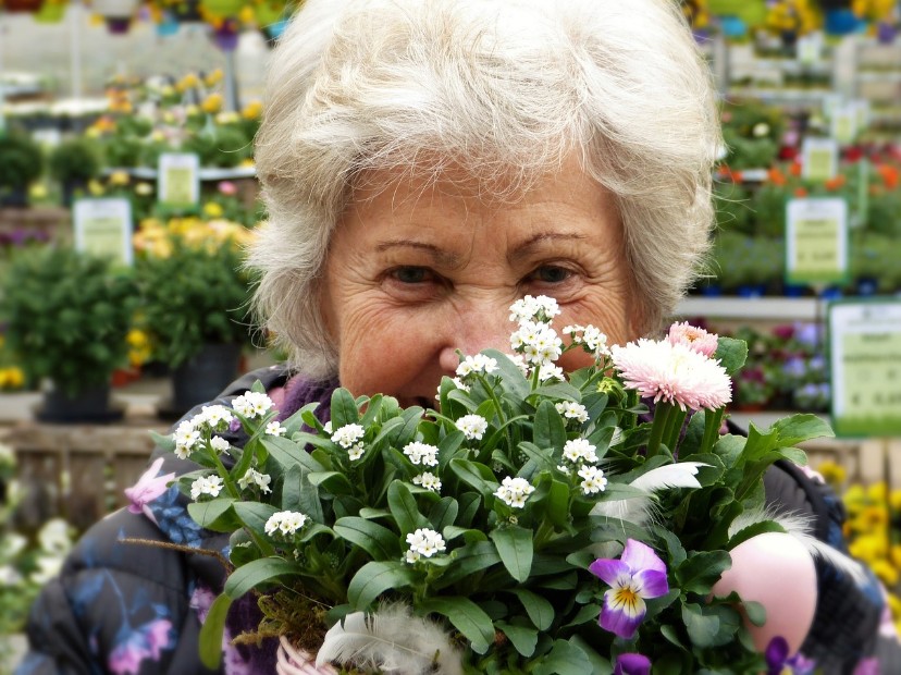 노부인 꽃다발 들고 있는 사진