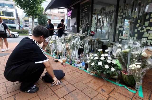 묻지마 범죄로 희생된 피해자를 추모하는 모습