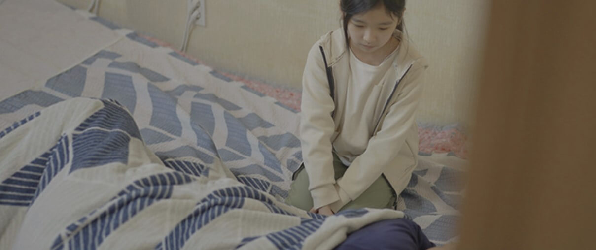 엄마를 바라보는 연수