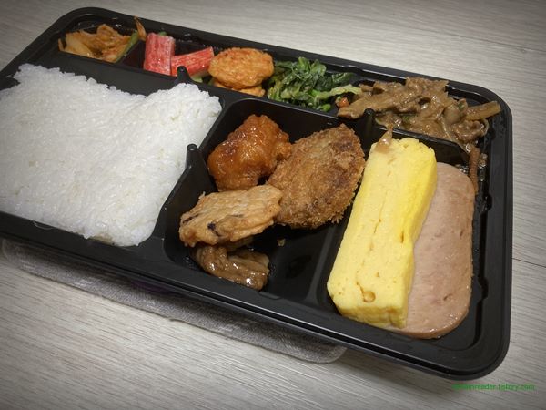 CU 편의점 백종원 완전한판정식 도시락 2022년 6~11월 반찬 구성
계란말이, 스팸(백종원의 빽햄), 양념 치킨 가라게, 미니 만두 카츠, 한성 해물 경단, 구이고 미니 산적