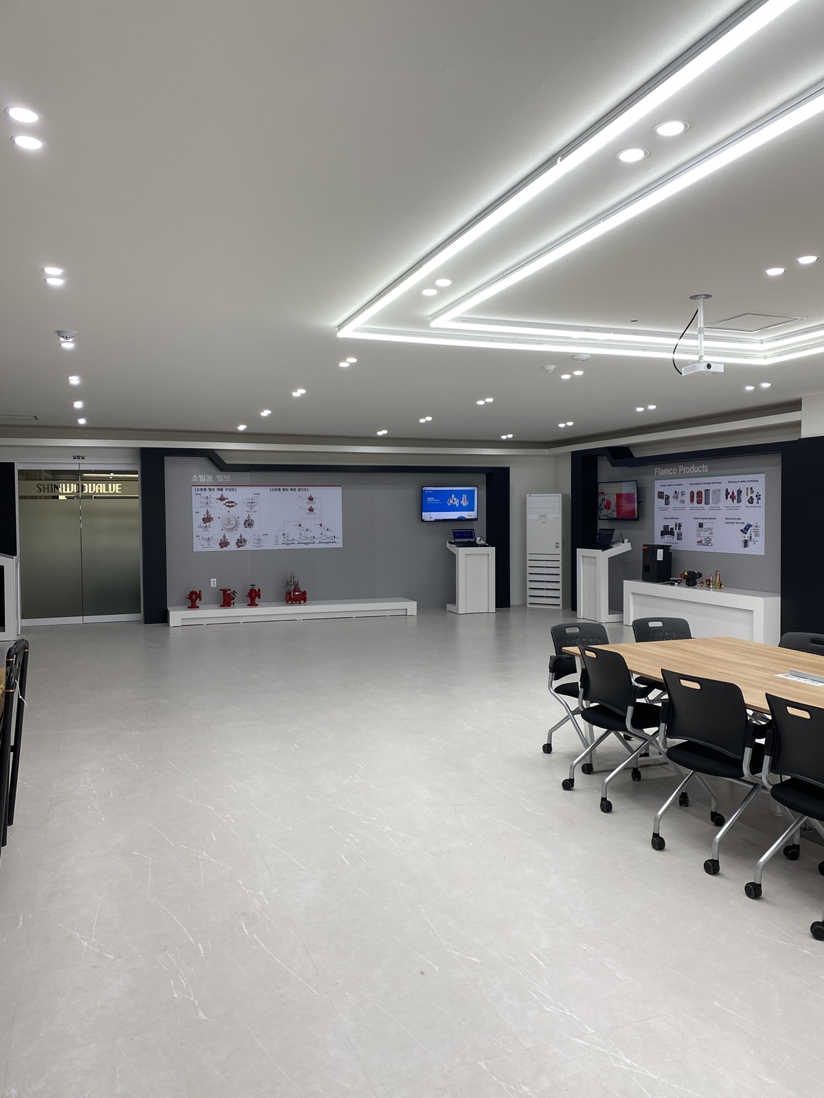 사무실전시장인테리어