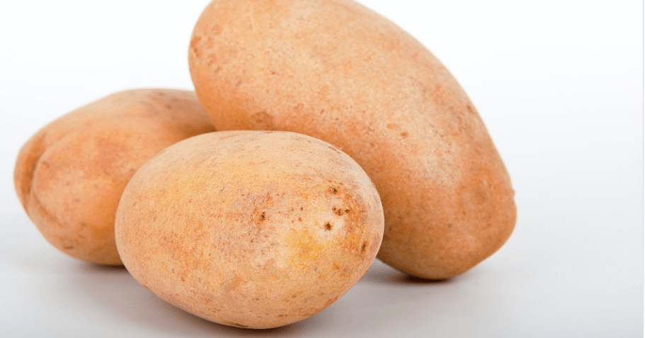 위궤양에 좋은 음식 감자 3개가 놓여 있다
