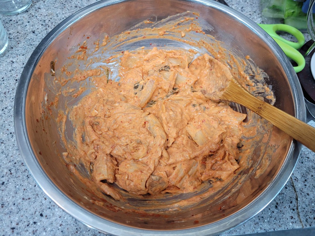 김치를 넣고 섞은 김치전 반죽