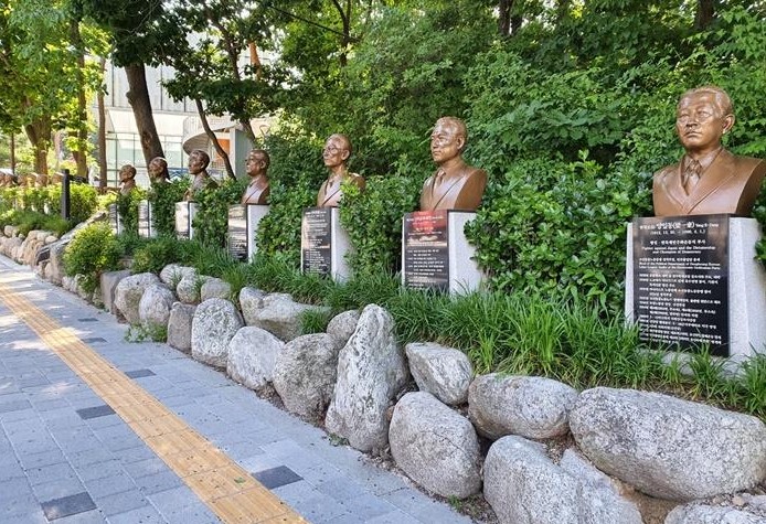 근현대사기념관 입구에 보이는 역사 속 인물들