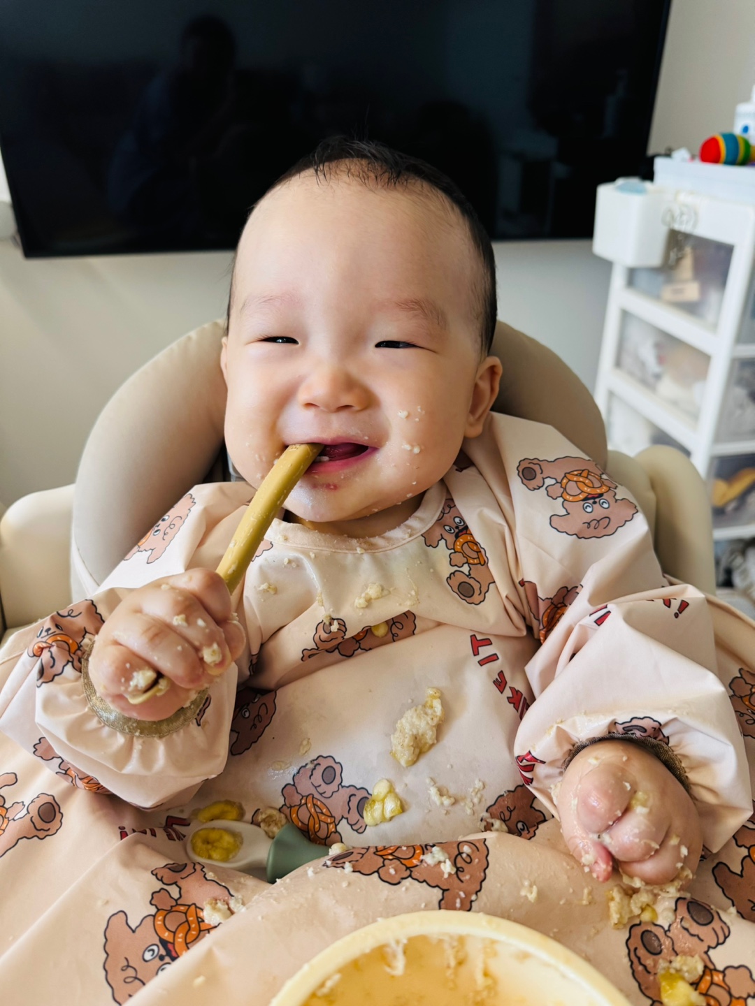 자기주도 이유식 첫날&#44; 숟가락을 들고 웃는 9개월 아기 찬솔이