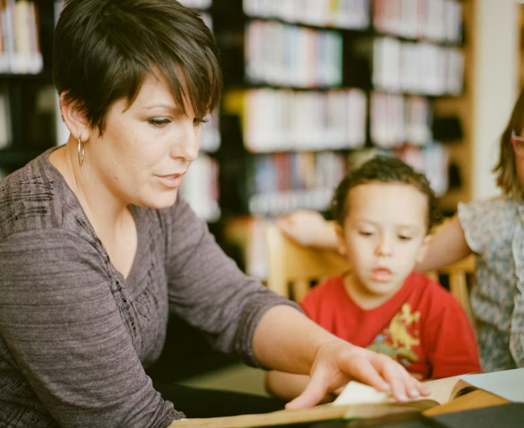 한부모가 자녀와 함께 책을 읽으며 생활을 돌보는 모습