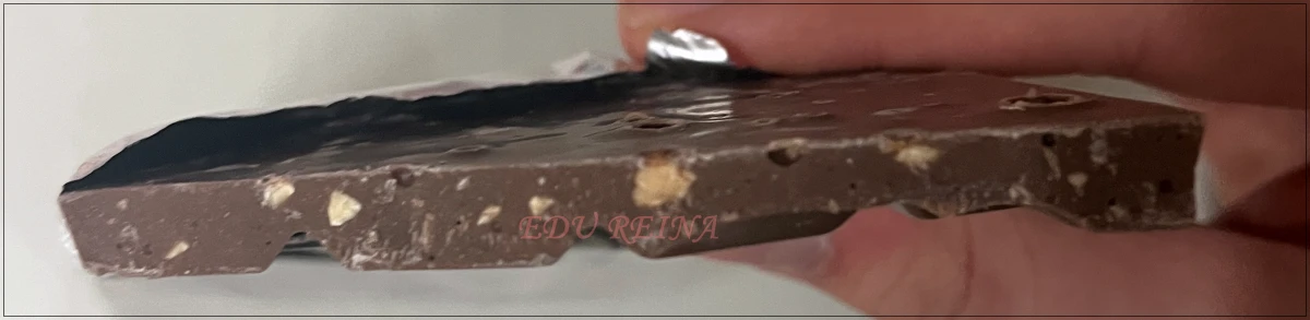 노브랜드-카라멜아몬드초콜릿-단면