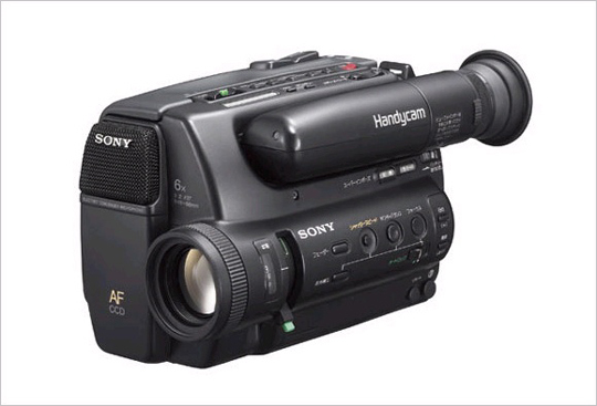 CCD-TR55 휴대용으로 가벼운(790g) 여권크기의 캠코더. 1/2인치 270만 화소 CCD, 국제무역 산업부 선정 좋은 디자인부문에서 수상