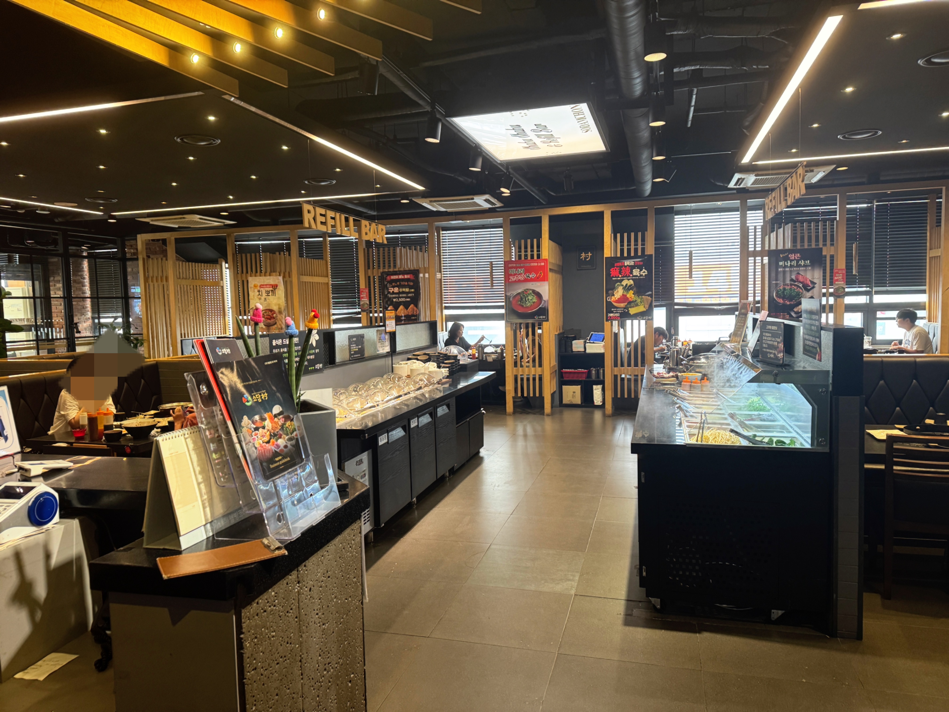 소담촌 김포한강신도시점 샐러드바 – 샤브샤브 채소와 소스, 반찬을 자유롭게 가져갈 수 있는 리필바 모습