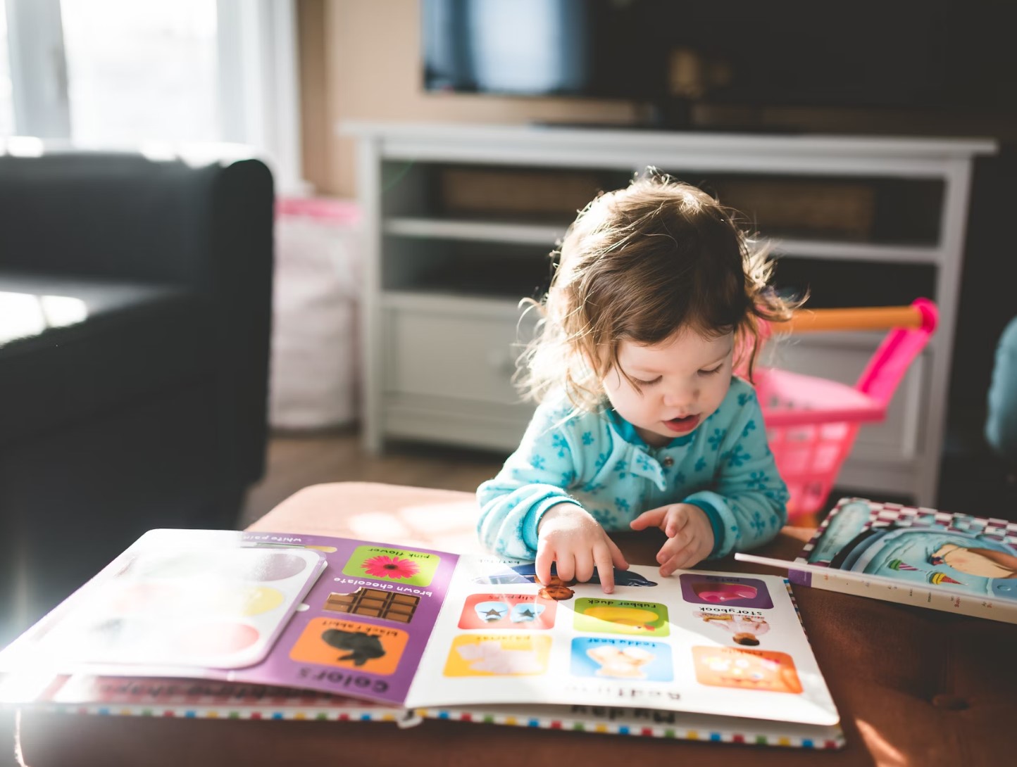 아이가 즐겁게 노는 모습