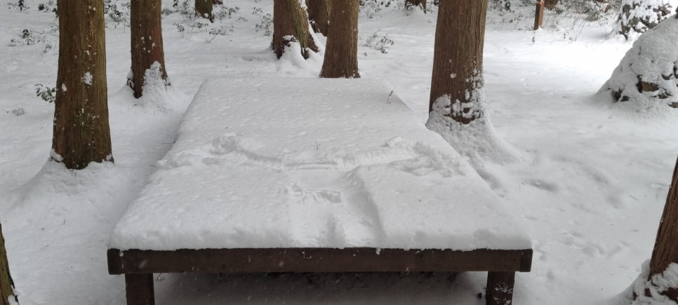 머체왓숲길 방사탑 주변 쉬어 갈수 있는 평상