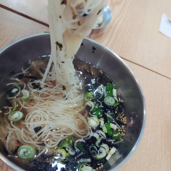 멸치국수-들어올림