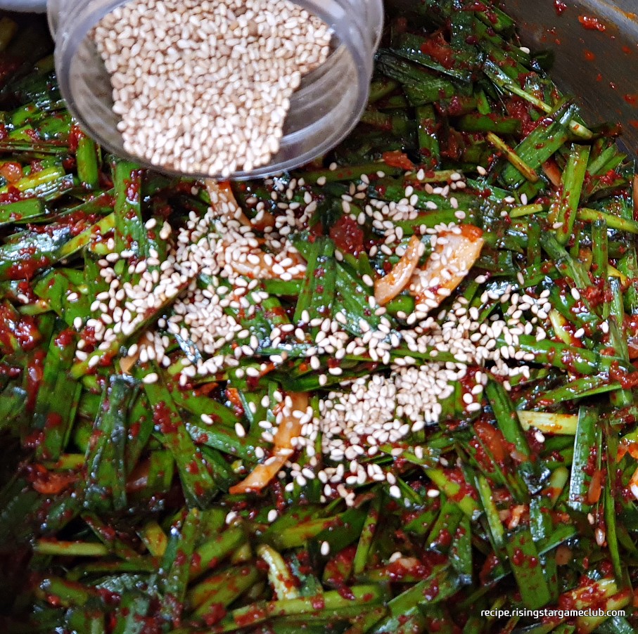 오이 소박이에 들어갈 양념에 통깨를 뿌리는 사진