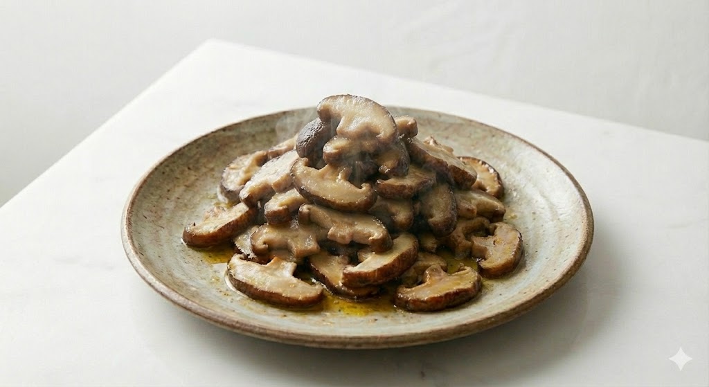 식물성 기름과 함께 조리하여 지용성 영양소인 에르고스테롤의 체내 흡수율을 극대화하고 심혈관 질환 예방을 돕는 표고버섯 볶음