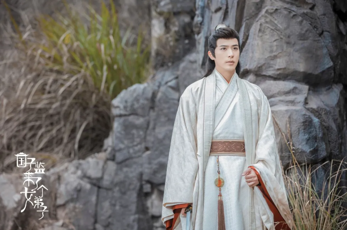 서서-어딘가를-바라보는-안운지