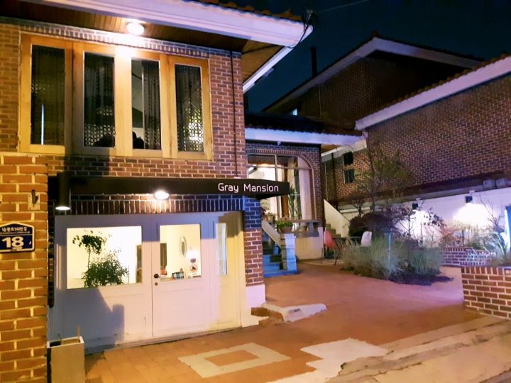 정문에서-바라본-마당이-보이는-건물사진