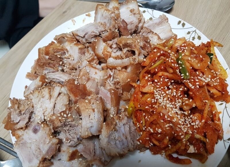 잘-삶아진-수육과-김칫속