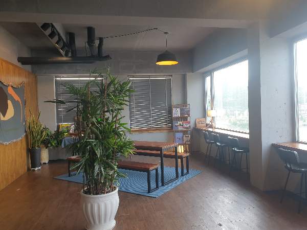 태안 카페 소개: 로스터리 카페 태안 커피집_카페 내부