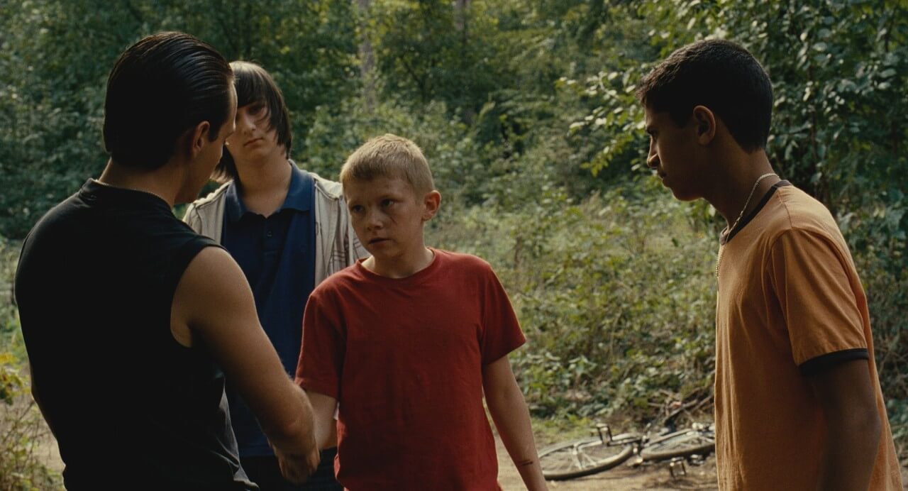 동네 불량배들과 악수하는 시릴