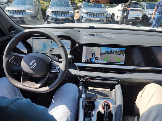 어라운드 뷰 : 운전의 눈이 되어주는 360도 카메라 시스템