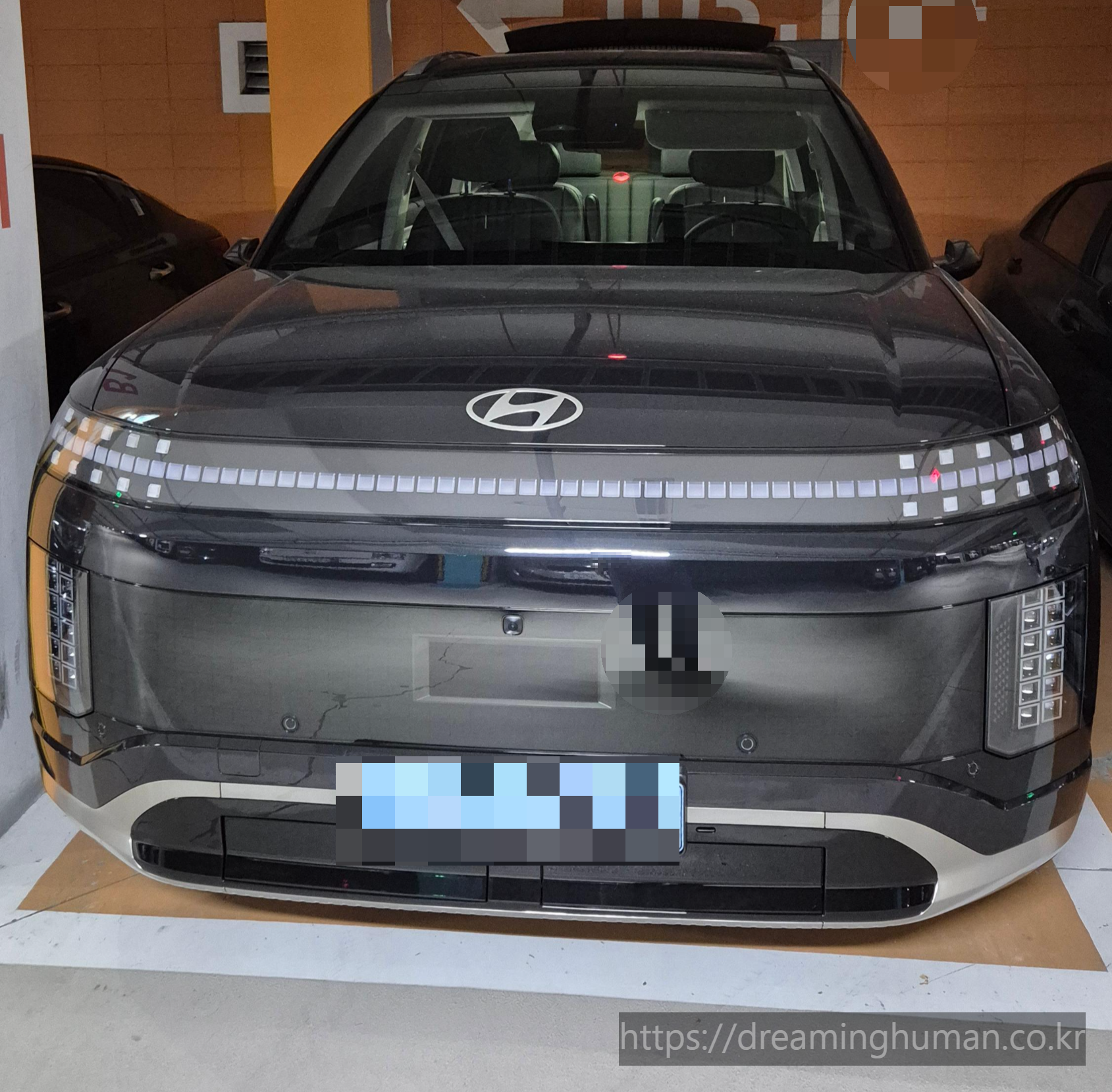 어두운 실내에서 본 아이오닉9 바이오필릭 블루 펄 외장, Ioniq 9 Biophilic Blue Pearl Exterior in Dark Indoor Lighting