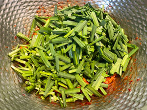 오이소박이 맛있게 담그는법 - 부추는 살살 뒤집듯 섞기