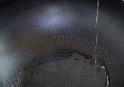 달궈진 팬에 식용휴 3큰술을 넣고 있어요